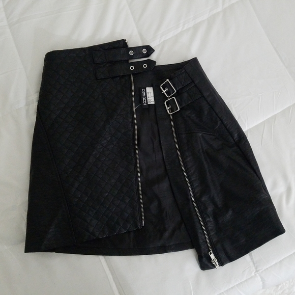 SOLD Black faux leather skirt - Picture 2 of 4